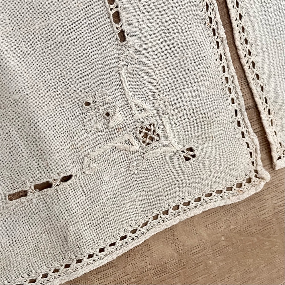 Crochet Embroidered Ivory Linen Placemats Table Cloth Set Of 2 - 10” X 16” Vtg - Picture 3 of 6